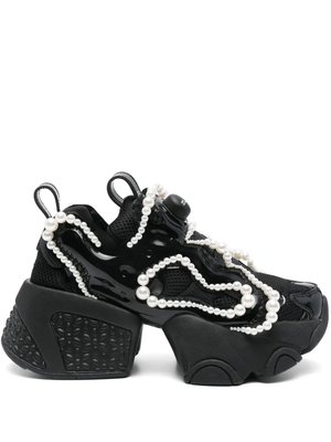 Кроссовки с искусственным жемчугом из коллаборации с Reebok