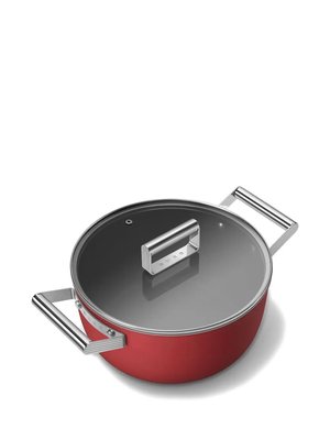 Кастрюля с металлическими ручками
