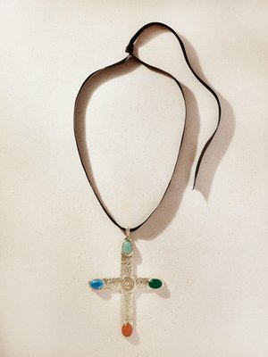 Позолоченное колье Mila Cross с многоцветными камнями