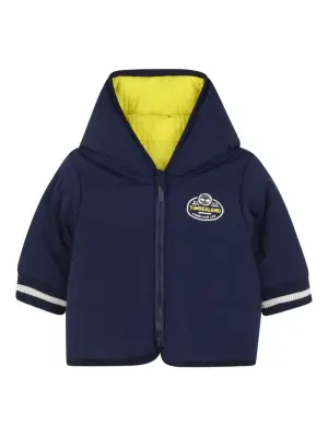 Стеганый пуховик с нашивкой-логотипом