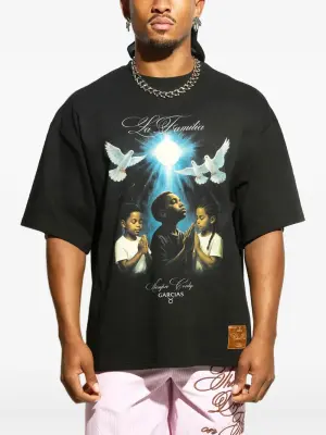 Удлиненная футболка свободного кроя с графическим принтом "La Familia"