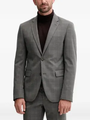 Костюм на пуговицах