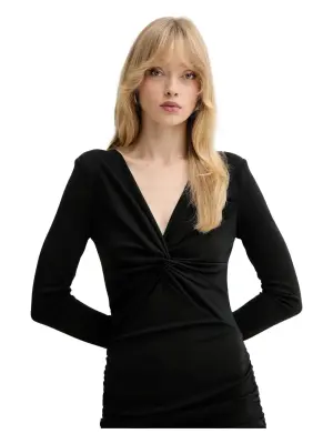 Платье с драпировкой и перекрученными деталями