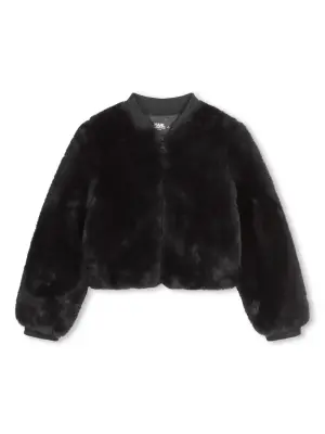 Шуба из искусственного меха с вышитым логотипом