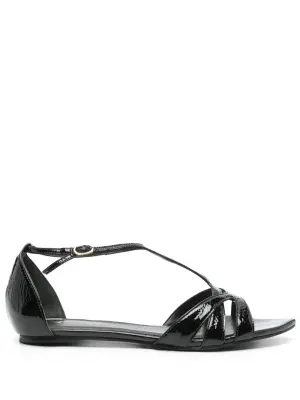 Сандалии на плоской подошве