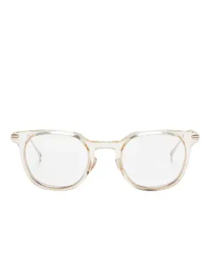 Очки в квадратной оправе