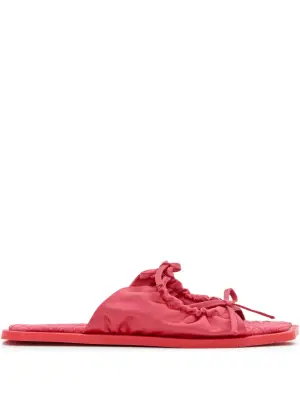 Стеганые плоские сандалии с бантом