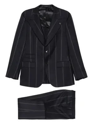 Костюм в тонкую полоску с однобортным пиджаком