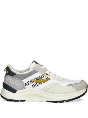 Кроссовки с вышитым логотипом