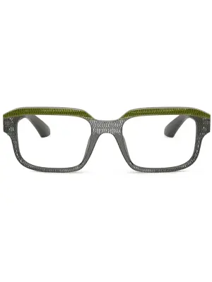 Очки в квадратной оправе