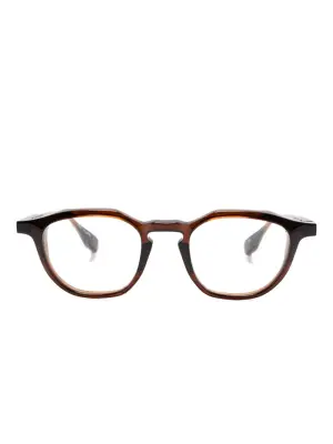 очки в геометричной оправе