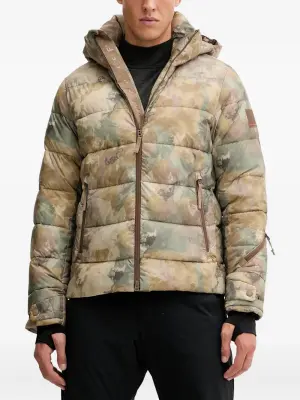 Куртка с камуфляжным узором и капюшоном