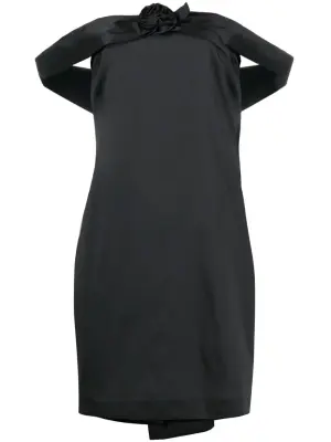 Платье с открытыми плечами и цветочной аппликацией