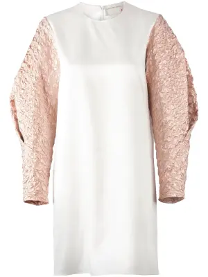 Платье с контрастными объёмными рукавами