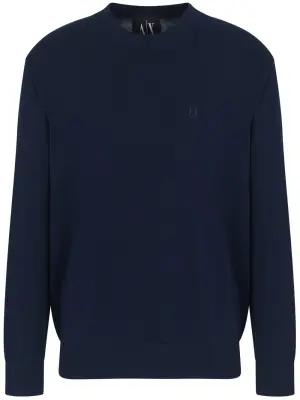 Свитер с вышитым логотипом