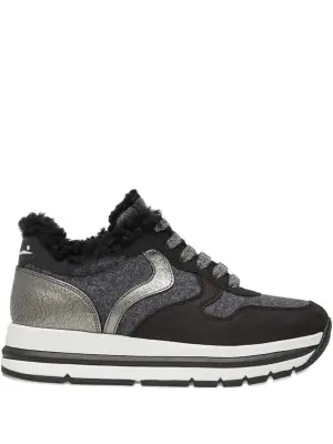 Кроссовки на шнуровке