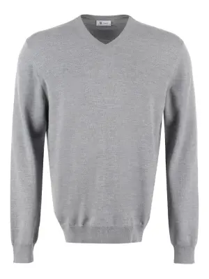 свитер с V-образным вырезом