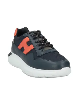 Кроссовки на шнуровке