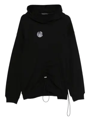 Вязаное изделие с вышитым логотипом и кулиской