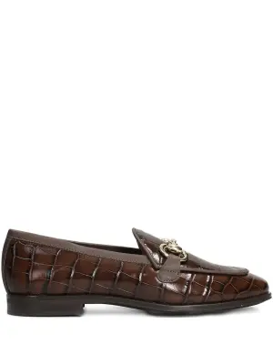 Лоферы с эффектом кожи крокодила и пряжкой в виде упряжи