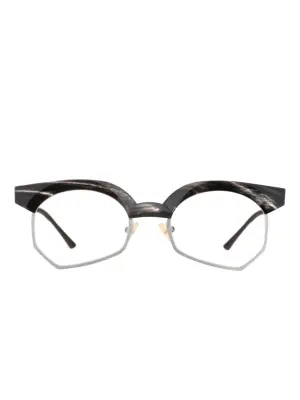 Очки в геометричной оправе