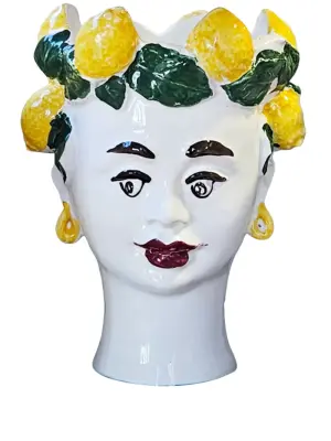 Скульптурная свеча в декорированном подсвечнике