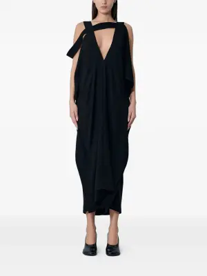 Платье с глубоким V-образным вырезом и драпировкой
