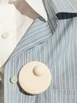 Брошь с тиснённым логотипом