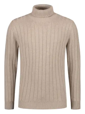 Вязаный свитер с воротником-гольф