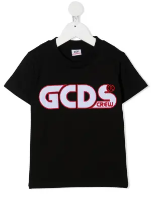 футболка с вышитым логотипом