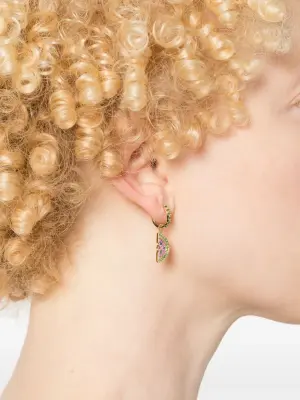 Серьга-хагги из желтого золота с изумрудами и рубинами