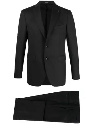 Костюм с однобортным пиджаком и брошью