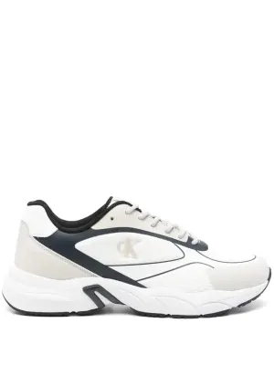 Кроссовки с вышитым логотипом