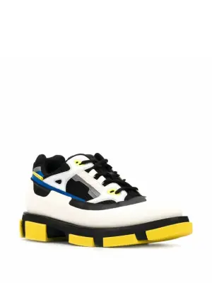 Кроссовки в стиле колор-блок на массивной подошве