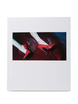 Книга с графичным принтом