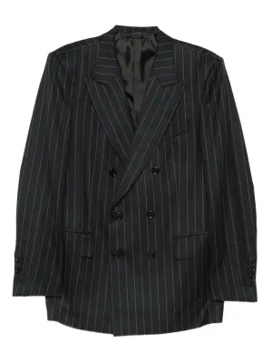 Костюм в тонкую полоску с двубортным пиджаком