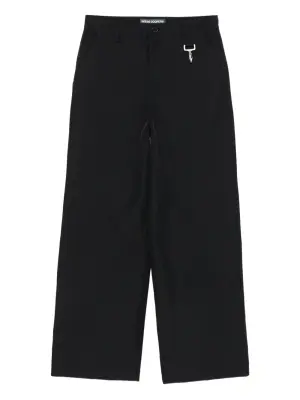 Брюки прямого кроя с застежкой-деталью