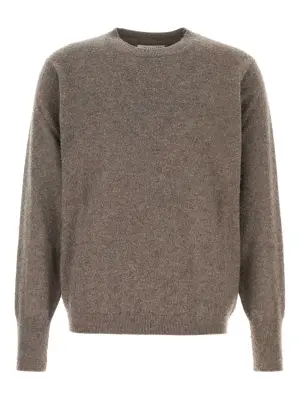 свитер с декоративной строчкой