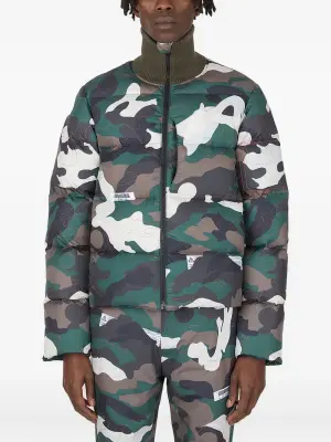Стеганая куртка с камуфляжным принтом