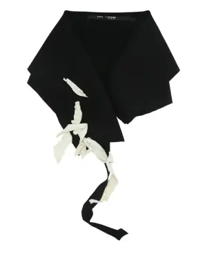 Шарф на кнопке с контрастными деталями