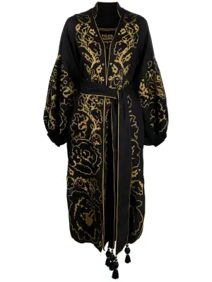 Платье с цветочной вышивкой и поясом