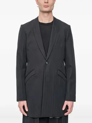 Пиджак на пуговицах с необработанными краями