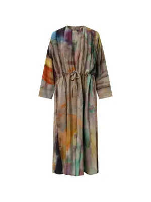 Платье с принтом и поясом на талии