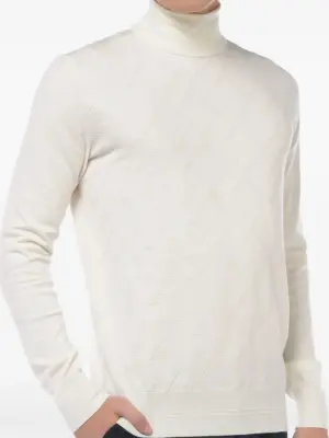 свитер фактурной вязки с высоким воротником