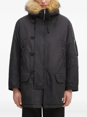 парка с капюшоном и искусственным мехом
