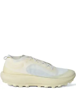 Кроссовки с накладками на боковой панели