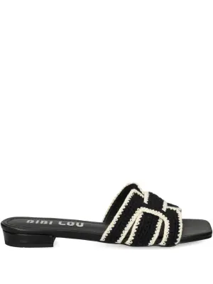 сандалии на плоской подошве