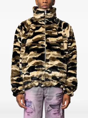 Куртка с высоким воротником и камуфляжным принтом