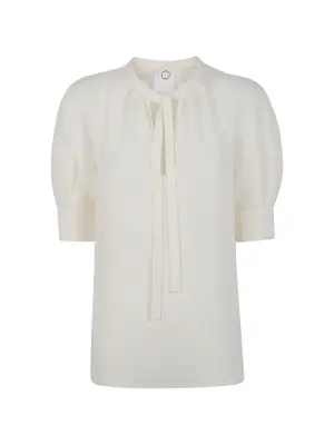 Блузка с галстуком на шее