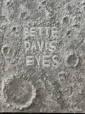 Статуэтка Monument Bette Davis Eyes (63X83 см)
